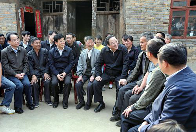  這是3月25日，俞正聲在大方縣響水鄉以拉村與群眾圍坐一起拉家常、話發展。新華社記者 姚大偉 攝