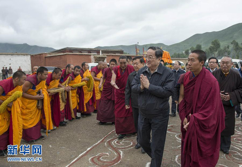 近日，中共中央政治局常委、全國政協主席俞正聲在甘肅甘南藏族自治州調研。這是7月8日，俞正聲來到拉卜楞寺看望宗教界人士。新華社記者李學仁攝
