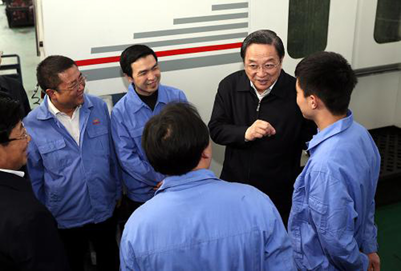 這是3月24日，俞正聲在貴州航天紅光機械制造有限公司了解企業生產經營情況。新華社記者 姚大偉 攝