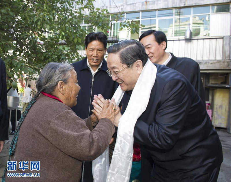 8月1日至6日，中共中央政治局常委、全國政協主席俞正聲在西藏調研。這是8月3日，俞正聲在拉薩魯固社區問候一名藏族老阿媽。 新華社記者王曄攝 