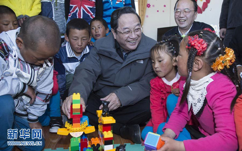 8月1日至6日，中共中央政治局常委、全國政協主席俞正聲在西藏調研。這是8月5日，俞正聲在海拔4500多米的那曲地區兒童福利院與孩子們親切交談。 新華社記者王曄攝