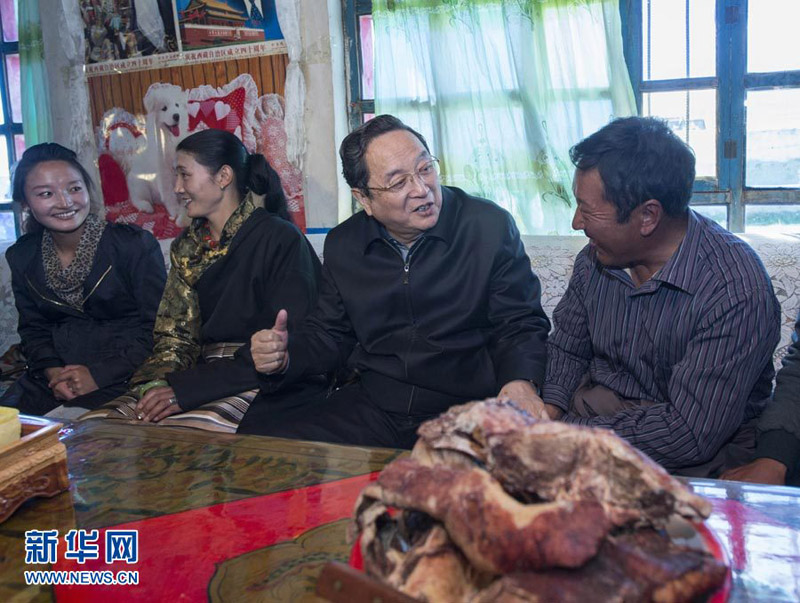 8月1日至6日，中共中央政治局常委、全國政協主席俞正聲在西藏調研。這是8月5日，俞正聲走進那曲地區海拔4500多米的藏族農牧民家裡同他們拉家常。 新華社記者王曄攝