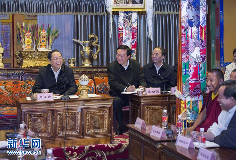 8月1日至6日，中共中央政治局常委、全國政協主席俞正聲在西藏調研。這是8月3日，俞正聲在大昭寺與駐寺干部和僧人代表座談。 新華社記者王曄攝