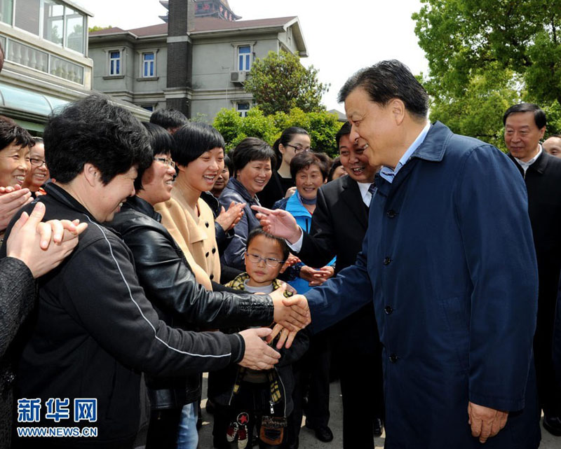 4月20日至22日，中共中央政治局常委、中央書記處書記劉雲山在江蘇調研。這是4月21日劉雲山在無錫江陰市華西新市村調研時同當地群眾親切握手。新華社記者 饒愛民 攝