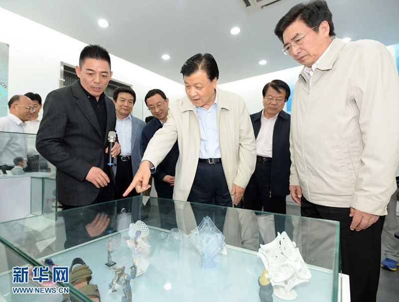 6月8日，中共中央政治局常委、中央書記處書記劉雲山在北京市調研。這是劉雲山在北京上拓科技有限公司觀看3D打印技術制作的產品模型。新華社記者 李濤 攝