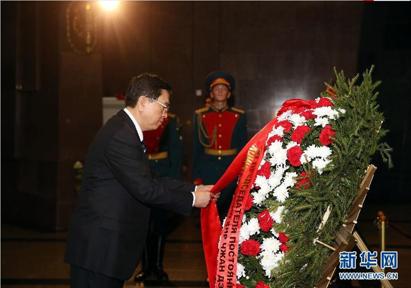 9月22日，中國全國人大常委會委員長張德江在莫斯科參觀俯首山衛國戰爭紀念館並敬獻花圈。 新華社記者姚大偉攝