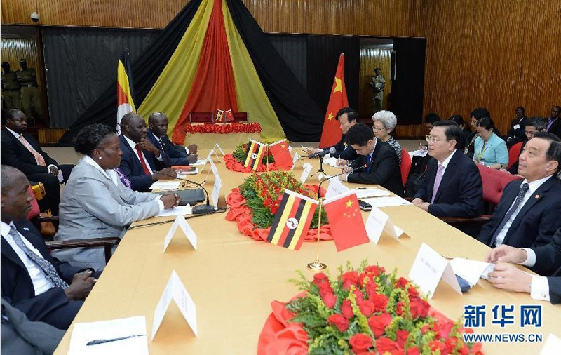 9月16日，全國人大常委會委員長張德江在坎帕拉與烏干達國民議會議長卡達加舉行會談。 新華社記者 劉建生 攝