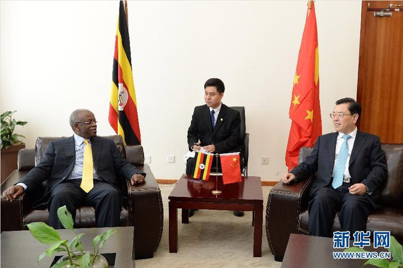 9月17日，全國人大常委會委員長張德江在坎帕拉會見烏干達總理姆巴巴齊。這是張德江與姆巴巴齊舉行小范圍會談。 新華社記者 劉建生 攝