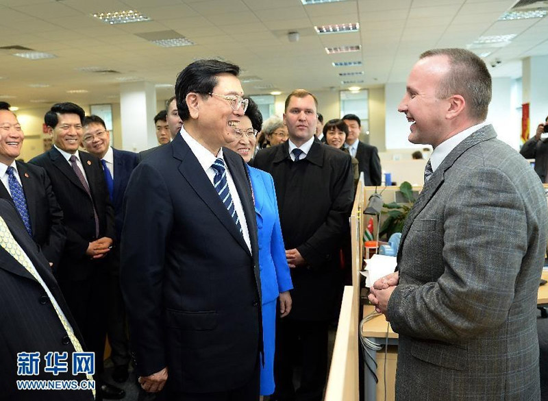 9月22日，中國全國人大常委會委員長張德江在莫斯科考察華為公司俄羅斯子公司。這是張德江與當地專家交談。 新華社記者劉建生攝
