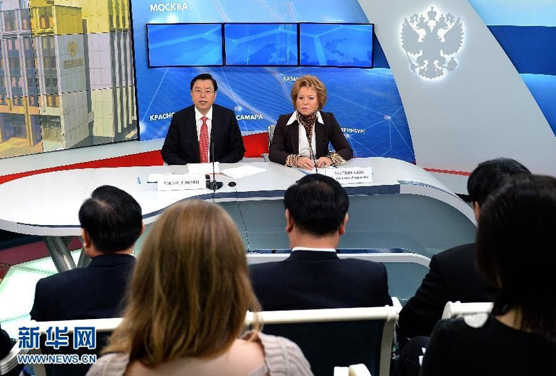 9月23日，中國全國人大常委會委員長張德江在莫斯科與俄羅斯聯邦會議聯邦委員會主席馬特維延科共同會見記者。 新華社記者劉建生攝