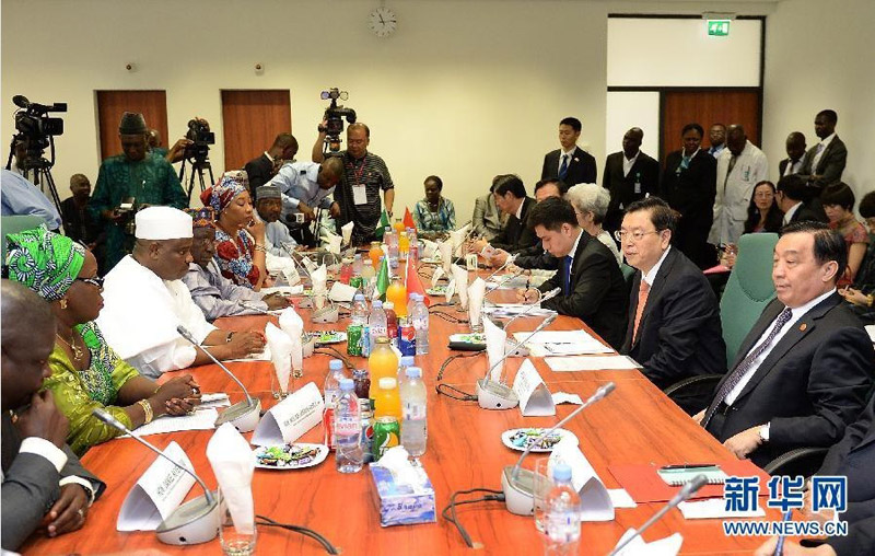9月18日，全國人大常委會委員長張德江在阿布賈與尼日利亞眾議長坦布瓦爾舉行會談。 新華社記者 劉建生攝