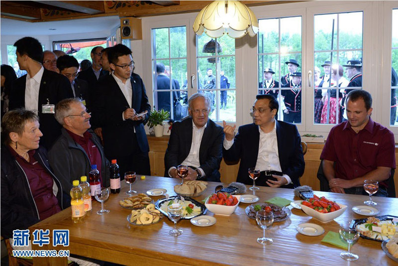 5月24日，國務院總理李克強在蘇黎世參觀古爾登貝格家庭農庄。這是李克強與農庄主一家親切交談。 新華社記者 馬佔成 攝
