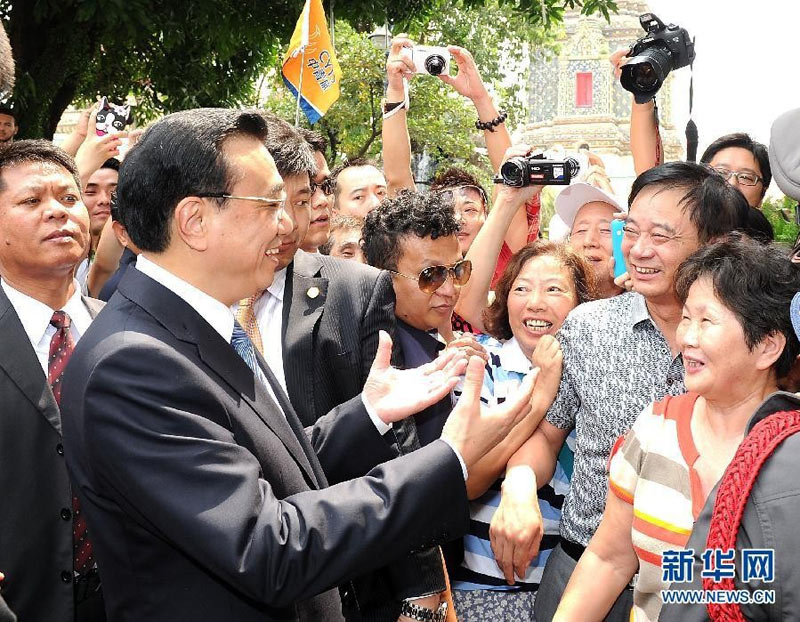 10月12日，國務院總理李克強在曼谷與中國游客互動交流，實地了解中泰兩國旅游交往情況。 新華社記者 劉建生 攝