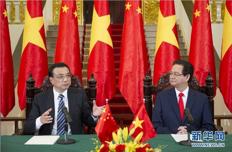 10月13日，國務院總理李克強在河內同越南總理阮晉勇舉行會談后共同會見記者。 新華社記者 黃敬文 攝