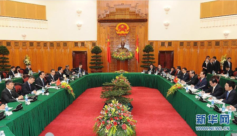 10月13日，中國國務院總理李克強在河內越南總理府同越南總理阮晉勇舉行會談。 新華社記者 劉建生 攝