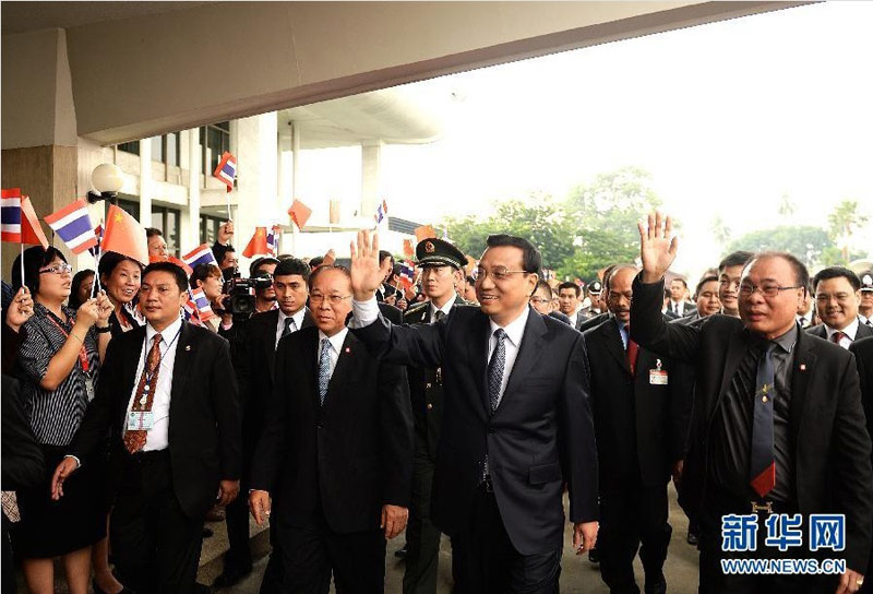 10月11日，中國國務院總理李克強在泰國國會發表題為《讓中泰友好之花結出新碩果》的演講。這是李克強在泰國國會主席兼下議長頌薩（前右一）和國會副主席兼上議長尼功（前右三）的陪同下向歡迎群眾致意。新華社記者劉建生攝