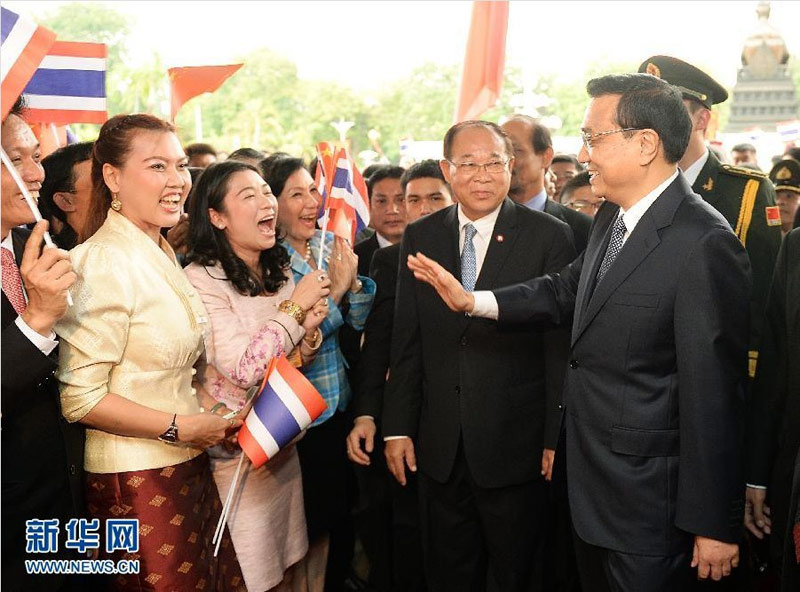 10月11日，中國國務院總理李克強在泰國國會發表題為《讓中泰友好之花結出新碩果》的演講。這是李克強與歡迎群眾交談。 新華社記者劉建生攝