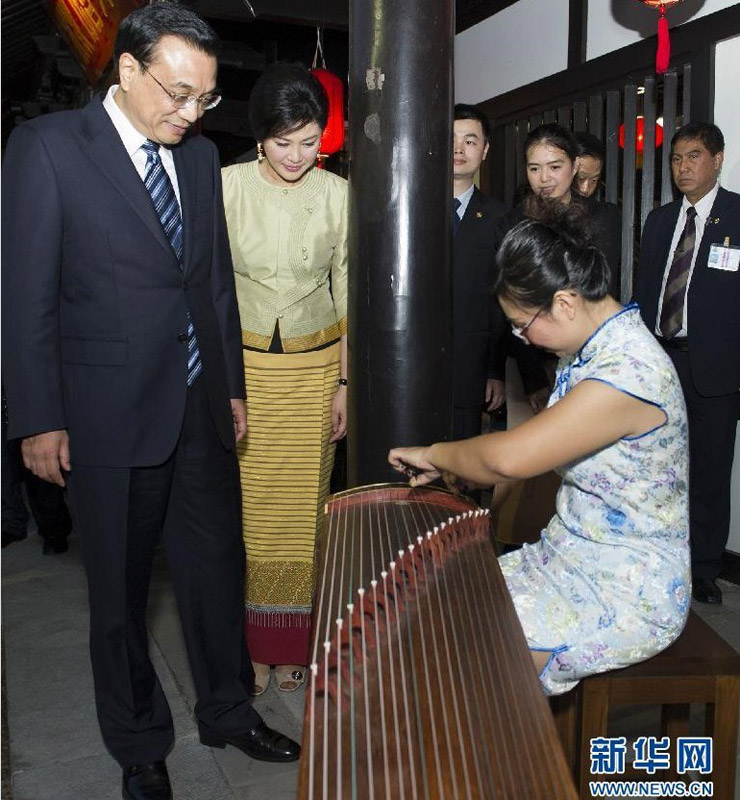 10月12日，中國國務院總理李克強在泰國總理英拉的陪同下，參觀清邁國際園藝博覽會會址。 新華社記者 黃敬文 攝