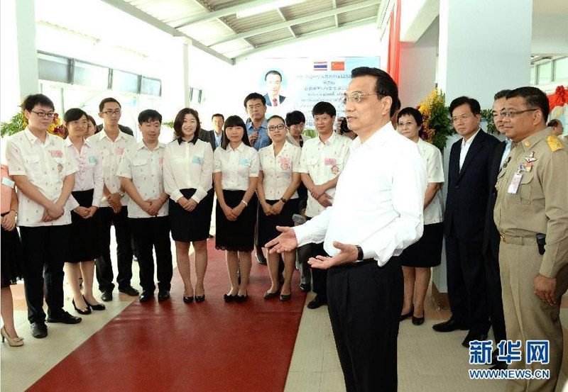 10月13日，正在泰國訪問的中國國務院總理李克強參觀具有110多年歷史的清邁崇華新生華立學校。這是李克強與學校漢語教師和志願者交談。新華社記者 劉建生 攝
