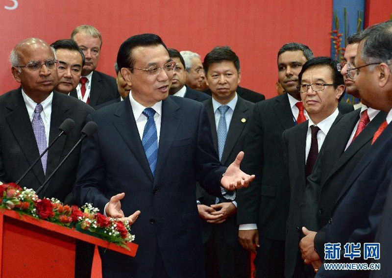 5月21日，中國國務院總理李克強在孟買參觀印度塔塔集團。這是李克強與塔塔集團管理人員親切交談。 新華社記者 馬佔成 攝