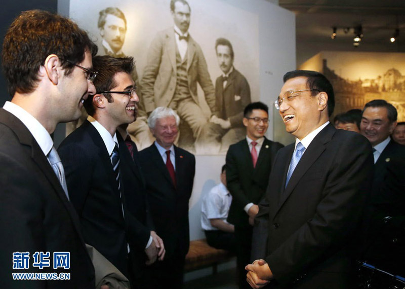 5月25日，正在瑞士訪問的中國國務院總理李克強參觀位於伯爾尼的愛因斯坦博物館。這是李克強在參觀時同當地民眾交談。 新華社記者 鞠鵬 攝