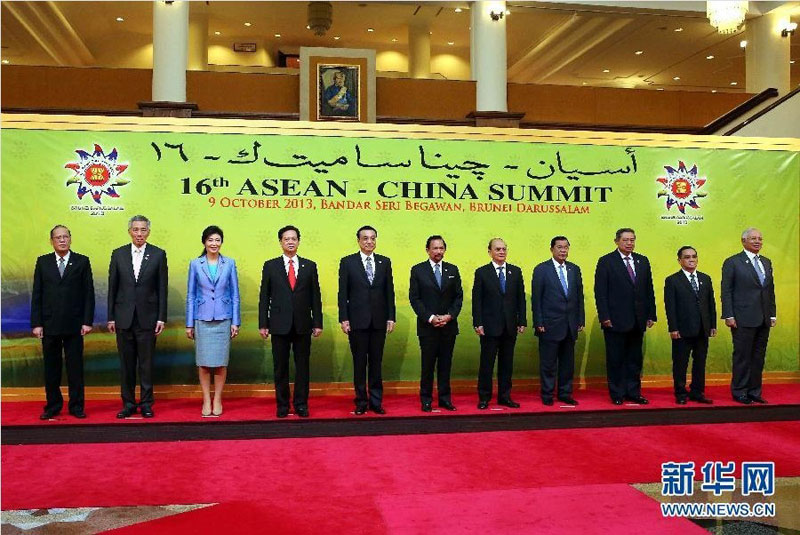 10月9日，國務院總理李克強在文萊首都斯裡巴加灣市出席第16次中國－東盟（10＋1）領導人會議。這是會議開幕前，領導人集體合影。新華社記者劉衛兵攝