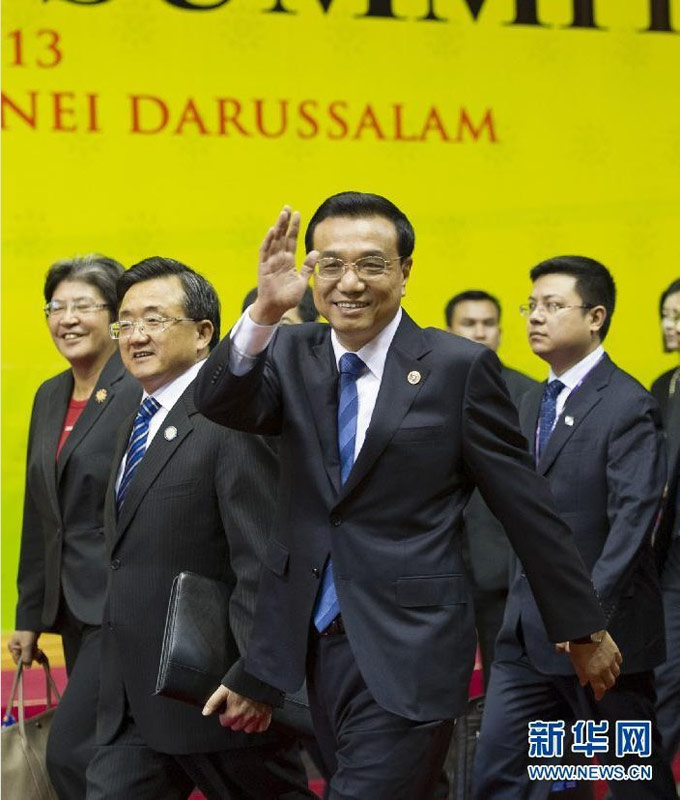 10月10日，中國國務院總理李克強在文萊斯裡巴加灣市出席第八屆東亞峰會。這是李克強前往與會領導人或代表合影處時向記者們揮手致意。新華社記者 黃敬文 攝