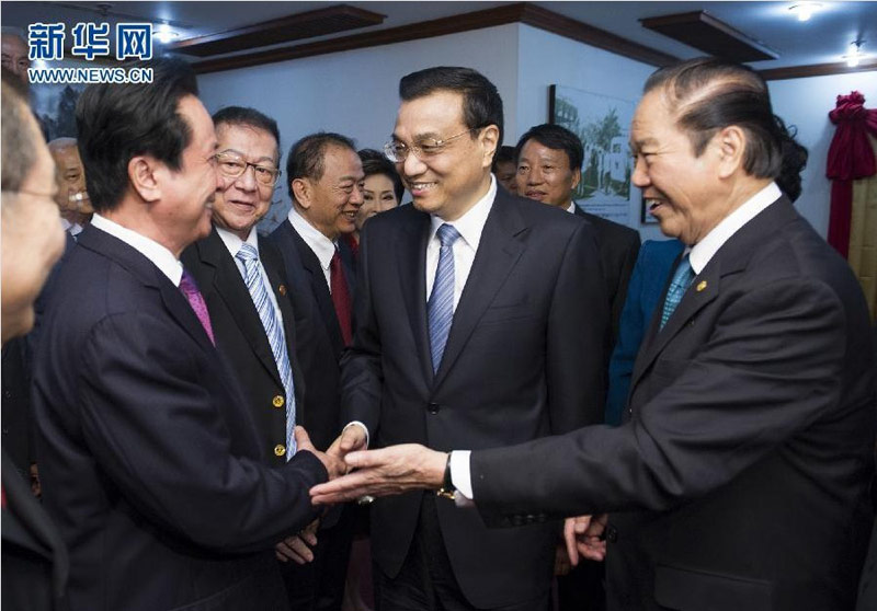 10月12日，中國國務院總理李克強在曼谷泰國中華總商會出席泰華各界舉行的歡迎宴會並講話。這是李克強在宴會前與泰華各界負責人親切握手。新華社記者 黃敬文 攝