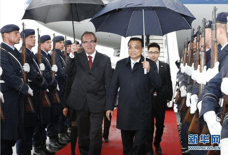 5月25日，國務院總理李克強乘專機抵達柏林，開始對德國進行正式訪問。 新華社記者 鞠鵬 攝