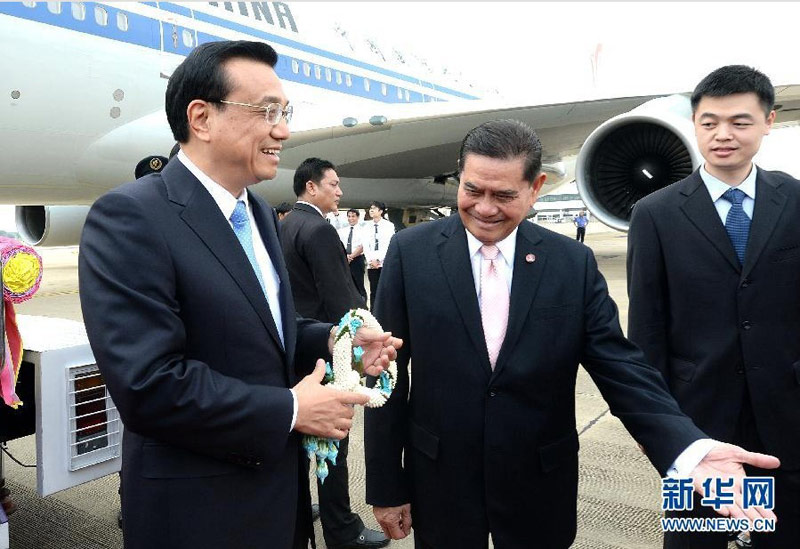 當地時間10月11日，應泰王國總理英拉邀請，中國國務院總理李克強抵達曼谷廊曼機場，開始對泰國進行正式訪問。 新華社記者 劉建生 攝