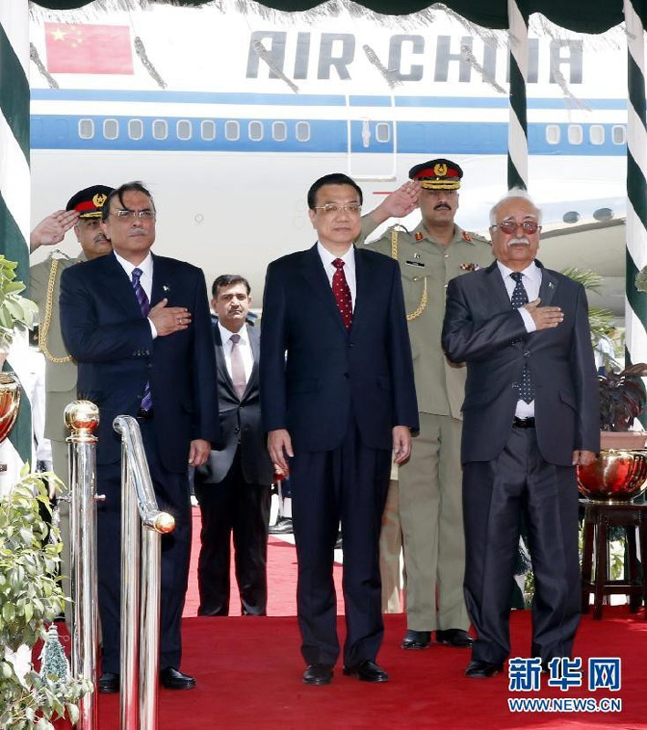5月22日，中國國務院總理李克強乘專機抵達伊斯蘭堡，開始對巴基斯坦進行正式訪問。巴基斯坦總統扎爾達裡、總理霍索在機場為李克強總理舉行歡迎儀式。新華社記者 鞠鵬 攝
