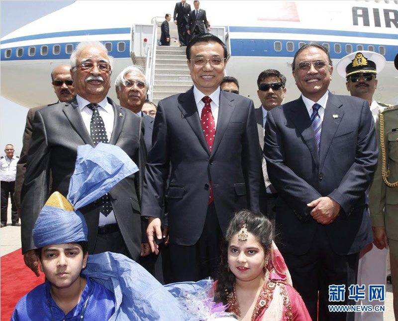5月22日，中國國務院總理李克強乘專機抵達伊斯蘭堡，開始對巴基斯坦進行正式訪問。巴基斯坦總統扎爾達裡、總理霍索到機場迎接。 新華社記者馬佔成 攝