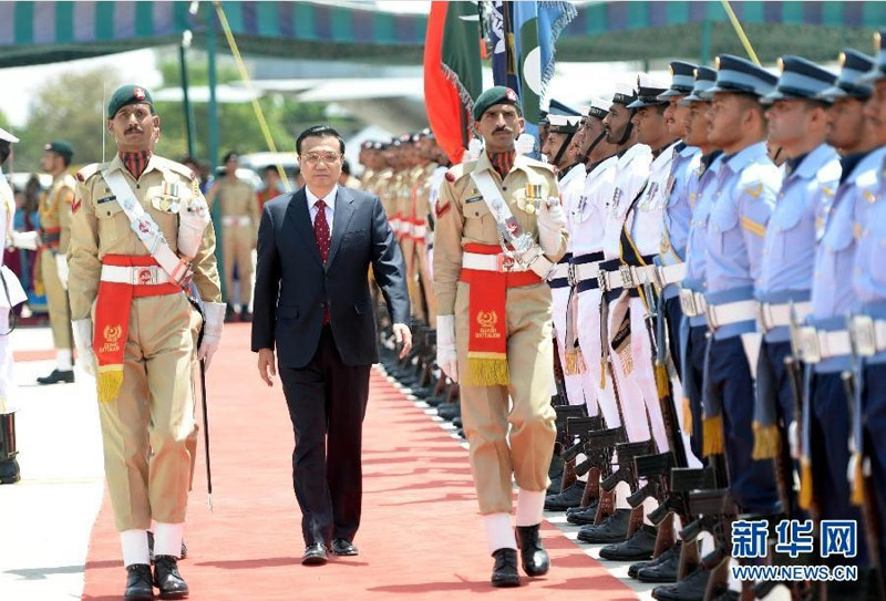 5月22日，中國國務院總理李克強乘專機抵達伊斯蘭堡，開始對巴基斯坦進行正式訪問。巴基斯坦總統扎爾達裡、總理霍索在機場為李克強總理舉行歡迎儀式。這是李克強總理檢閱巴基斯坦三軍儀仗隊。新華社記者 馬佔成 攝