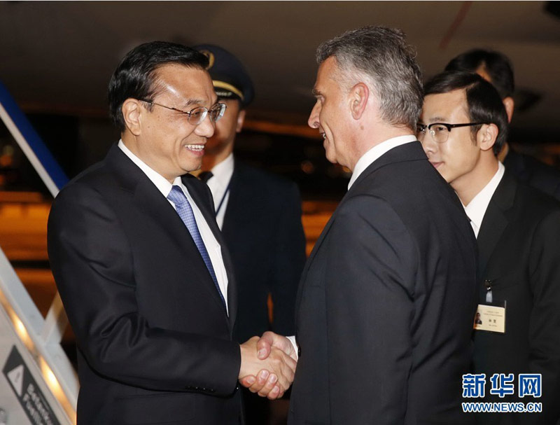 5月23日，中國國務院總理李克強乘專機抵達蘇黎世，開始對瑞士進行正式訪問。瑞士聯邦副主席兼外長伯克哈爾特到機場迎接。 新華社記者 鞠鵬攝