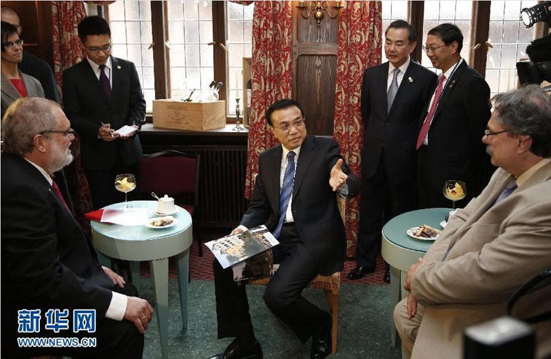 5月26日上午，國務院總理李克強在波茨坦會見斯圖加特德中友好協會主席多爾德（前左一）等老朋友。 新華社記者 鞠鵬 攝