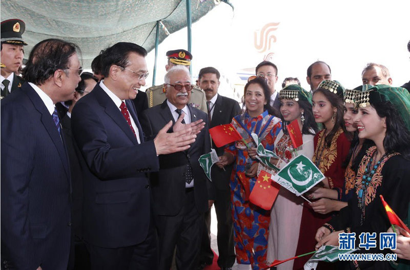 5月22日，中國國務院總理李克強乘專機抵達伊斯蘭堡，開始對巴基斯坦進行正式訪問。巴基斯坦總統扎爾達裡、總理霍索到機場迎接。 新華社記者鞠鵬 攝