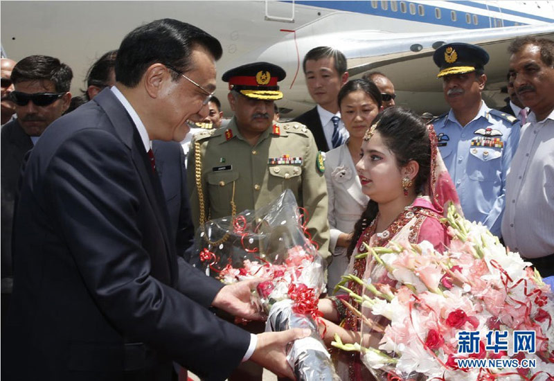 5月22日，中國國務院總理李克強乘專機抵達伊斯蘭堡，開始對巴基斯坦進行正式訪問。巴基斯坦總統扎爾達裡、總理霍索到機場迎接。這是在機場，身著民族服裝的巴基斯坦兒童向李克強獻上花束。新華社記者 鞠鵬 攝