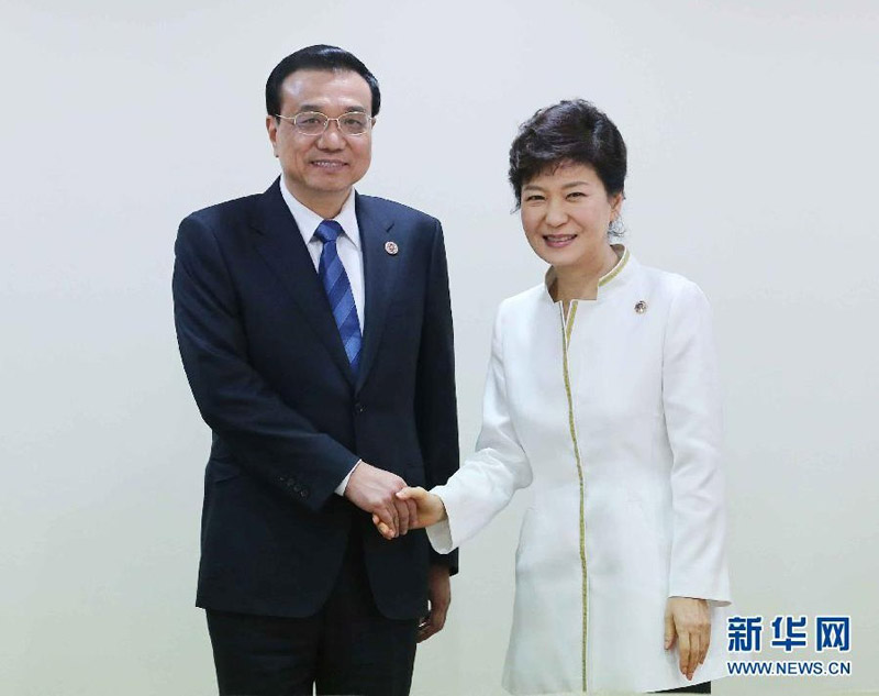 10月10日，正在文萊斯裡巴加灣市出席東亞領導人系列會議的國務院總理李克強會見韓國總統朴槿惠。 新華社記者 劉衛兵 攝