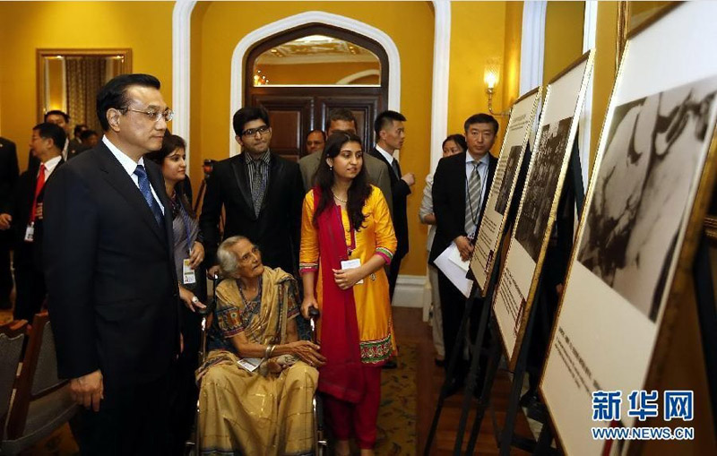 5月21日，國務院總理李克強在孟買會見柯棣華大夫的妹妹馬諾拉瑪等親屬。這是李克強與馬諾拉瑪等一起觀看柯棣華大夫當年在中國工作的珍貴照片。新華社記者鞠鵬攝