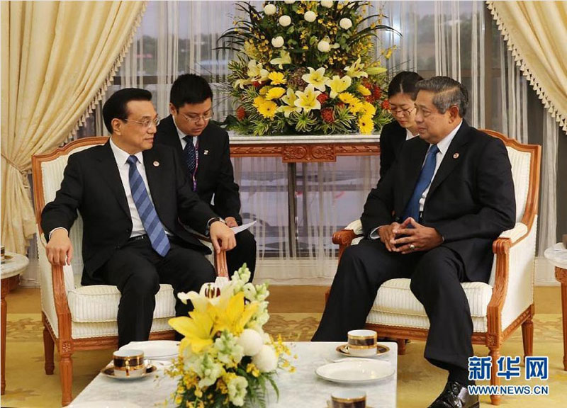 10月10日，正在文萊斯裡巴加灣市出席東亞領導人系列會議的國務院總理李克強會見印尼總統蘇西洛。 新華社記者 劉衛兵 攝