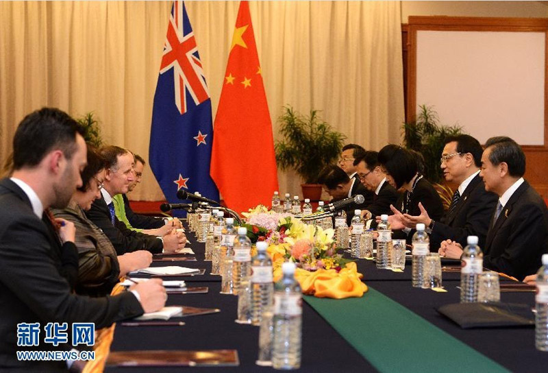 10月10日，正在文萊斯裡巴加灣市出席東亞領導人系列會議的中國國務院總理李克強會見新西蘭總理約翰·基。 新華社記者 劉建生 攝