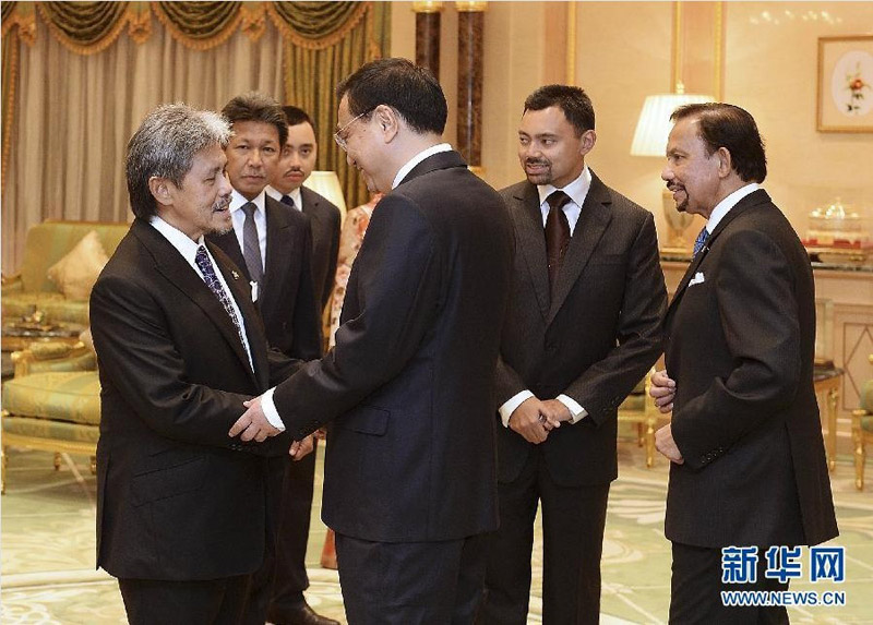 10月10日，中國國務院總理李克強在文萊王宮會見蘇丹哈桑納爾和王室主要成員。 新華社記者劉建生攝