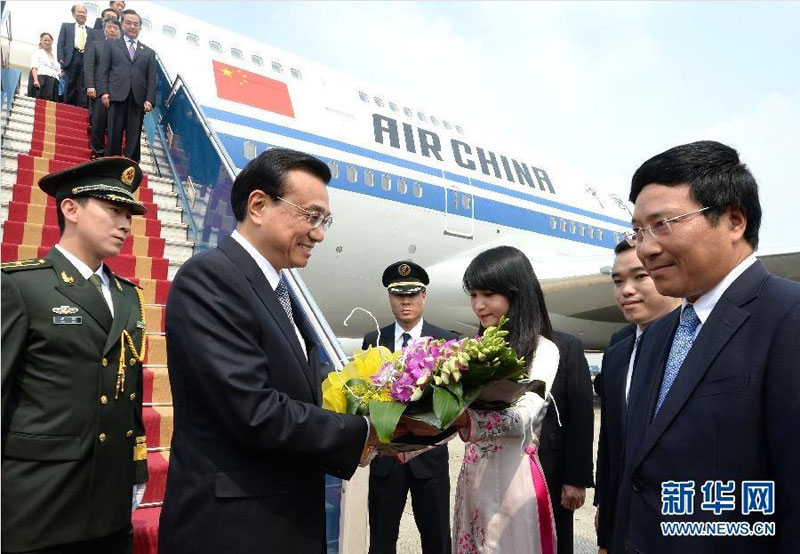 10月13日，中國國務院總理李克強抵達河內，開始對越南進行正式訪問。越南外交部長范平明（右一）到機場迎接。 新華社記者劉建生攝