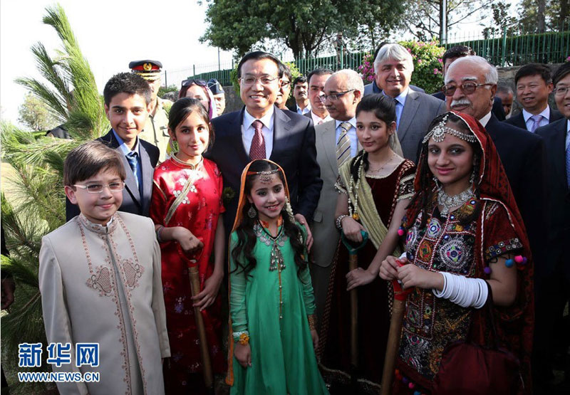 5月23日，國務院總理李克強在伊斯蘭堡同巴基斯坦總理霍索共同種植中巴友誼樹。 新華社記者 龐興雷 攝