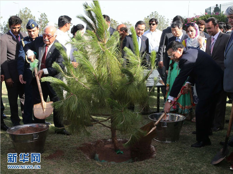 5月23日，中國國務院總理李克強在伊斯蘭堡同巴基斯坦總理霍索共同種植中巴友誼樹。 新華社記者 龐興雷 攝
