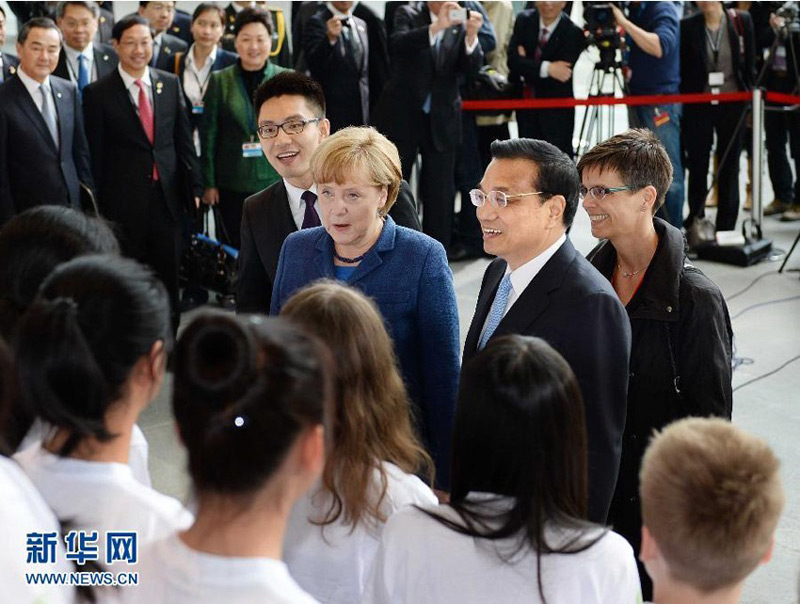 5月26日，國務院總理李克強在柏林同德國總理默克爾共同會見出席中德語言年開幕活動的學生代表。 新華社記者 李濤 攝