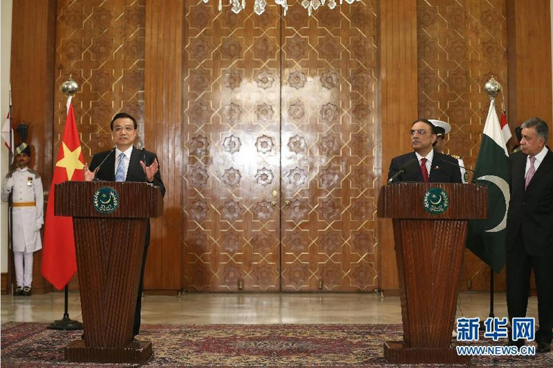 5月22日，中國國務院總理李克強在伊斯蘭堡同巴基斯坦總統扎爾達裡舉行會談后共同會見記者。 新華社記者 龐興雷 攝