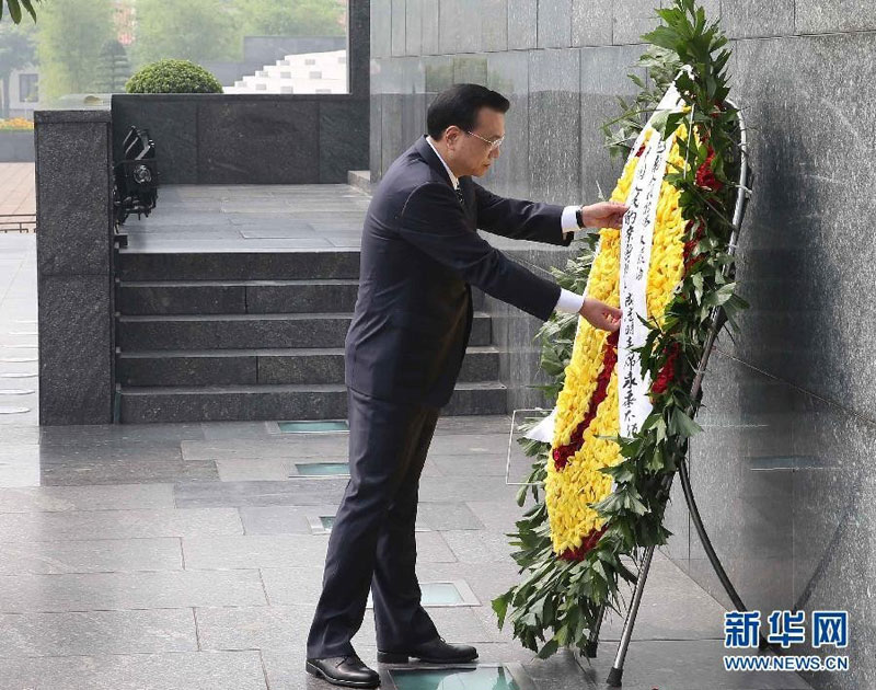 10月14日，中國國務院總理李克強在河內向胡志明陵敬獻花圈。新華社記者 劉衛兵 攝 