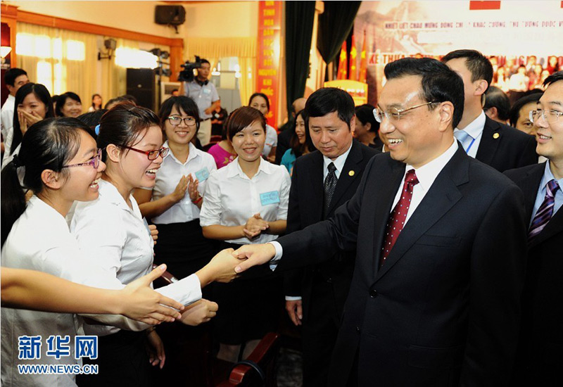 10月15日，中國國務院總理李克強來到越南河內國家大學，同中越兩國青年見面交流。 新華社記者 劉建生 攝 