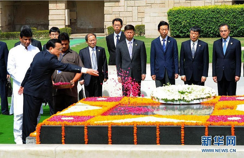 5月20日，中國國務院總理李克強在新德裡向甘地墓敬獻花圈。這是在敬獻花圈后，李克強向甘地墓拋撒花瓣。 新華社記者 李濤 攝